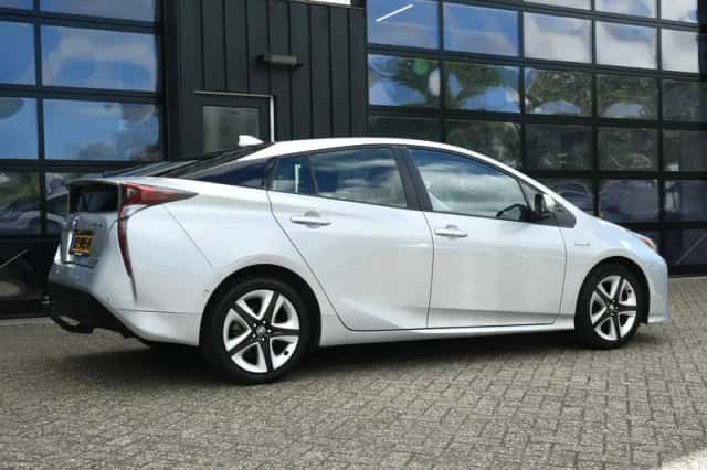 Toyota Prius (2017) thumbnail 3