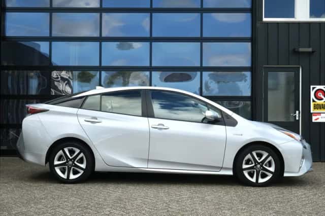 Toyota Prius (2017) thumbnail 4