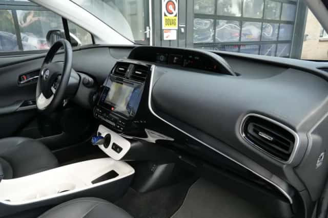 Toyota Prius (2017) thumbnail 5