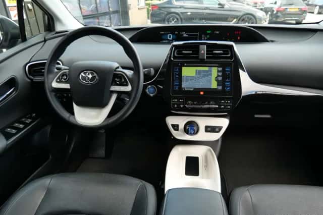 Toyota Prius (2017) thumbnail 6