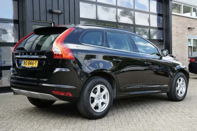 Volvo XC60 (2017) thumbnail 3