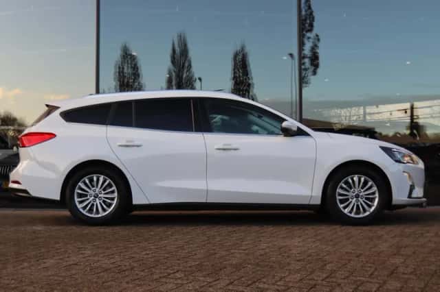 Ford Focus (2022) thumbnail 4