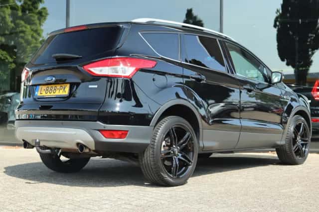 Ford Kuga (2015) thumbnail 2