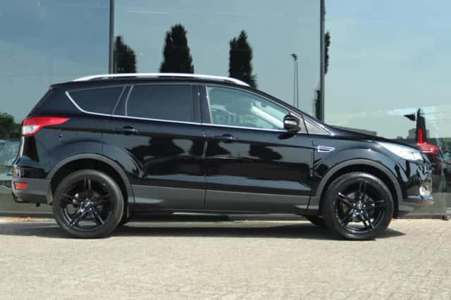 Ford Kuga (2015) thumbnail 5