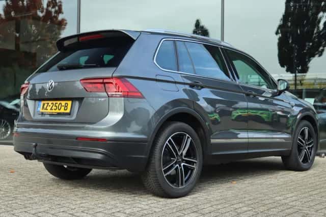 Volkswagen Tiguan (2017) thumbnail 2