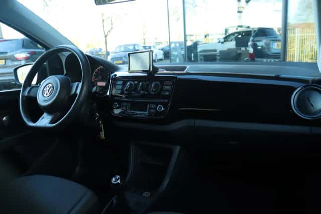 Volkswagen Up! (2015) thumbnail 6