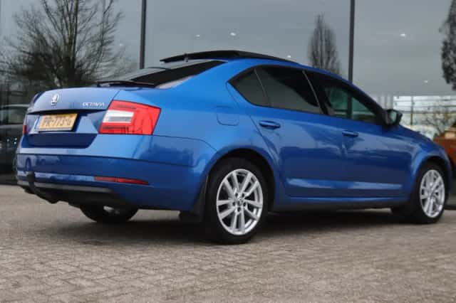 Škoda Octavia (2017) thumbnail 2