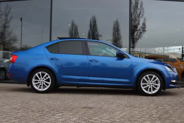 Škoda Octavia (2017) thumbnail 10