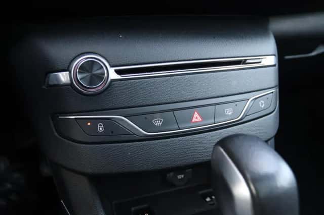 Peugeot 308 (2016) thumbnail 24