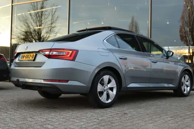 Škoda Superb (2018) thumbnail 2
