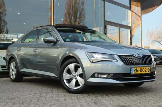 Škoda Superb (2018) thumbnail 8
