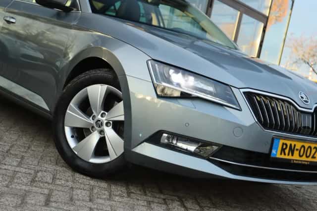 Škoda Superb (2018) thumbnail 9