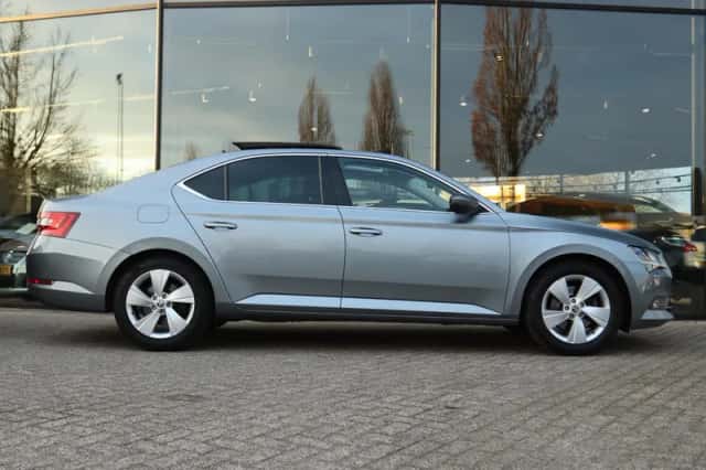 Škoda Superb (2018) thumbnail 10