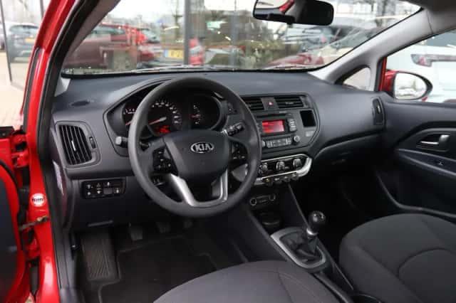 Kia Rio (2013) thumbnail 3