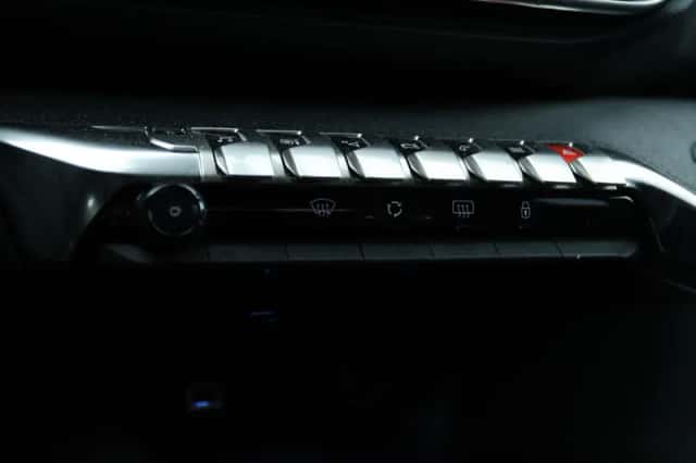 Peugeot 3008 (2017) thumbnail 28