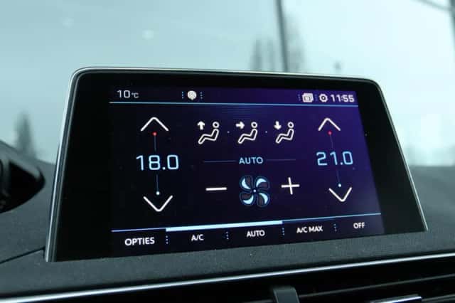 Peugeot 3008 (2017) thumbnail 35