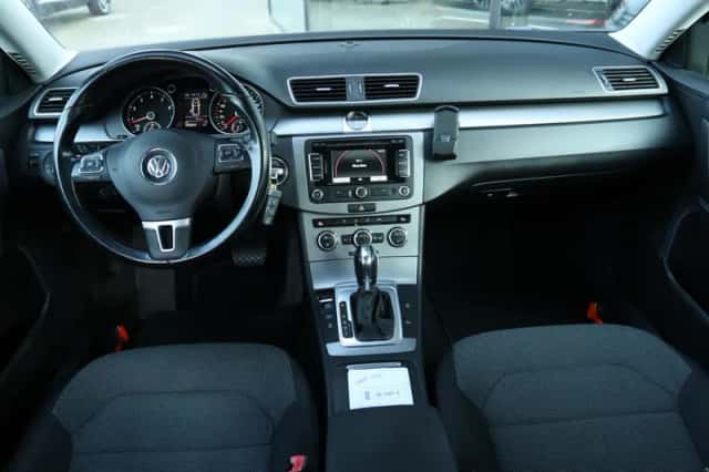 Volkswagen Passat (2012) thumbnail 11