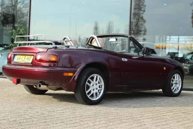 Mazda MX-5 (1996) thumbnail 2