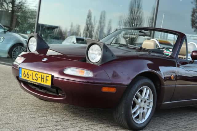 Mazda MX-5 (1996) thumbnail 3