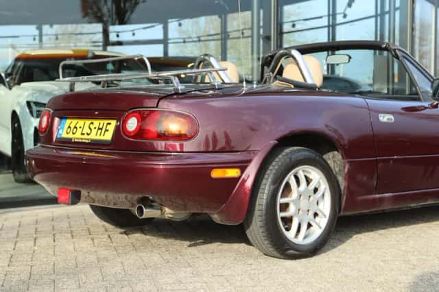 Mazda MX-5 (1996) thumbnail 9