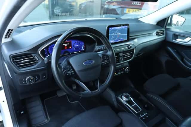 Ford Focus (2022) thumbnail 3