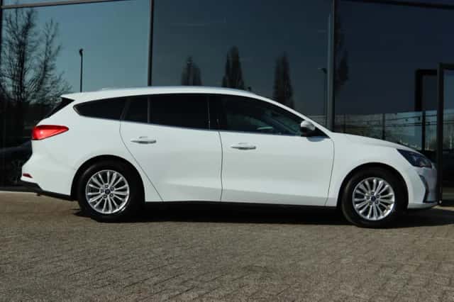 Ford Focus (2022) thumbnail 9