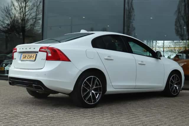 Volvo S60 (2018) thumbnail 2