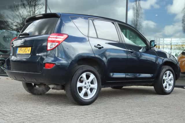 Toyota RAV4 (2010) thumbnail 2