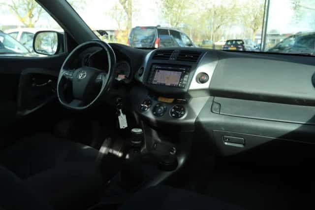 Toyota RAV4 (2010) thumbnail 6