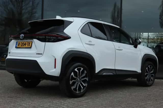 Toyota Yaris (2022) thumbnail 2