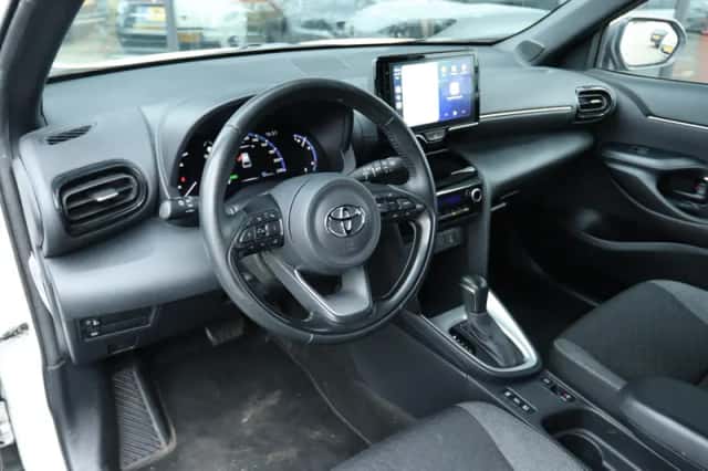 Toyota Yaris (2022) thumbnail 3