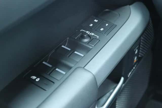 Land Rover Rover (2022) thumbnail 28