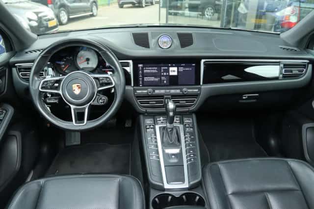 Porsche Macan (2019) thumbnail 5