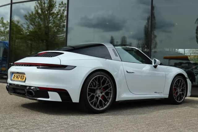 Porsche 911 (2021) thumbnail 2