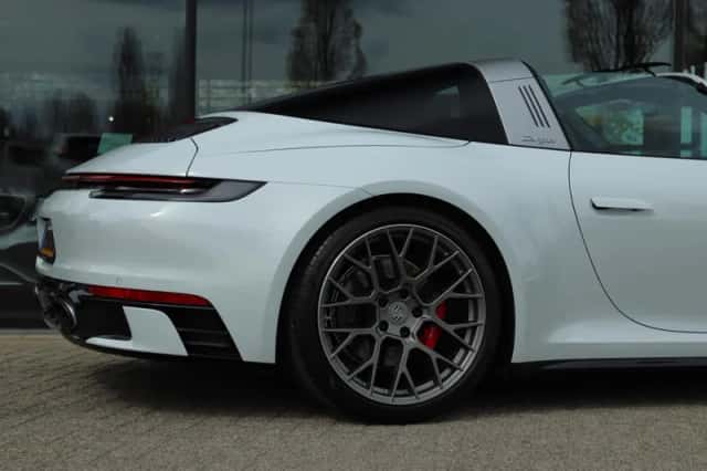 Porsche 911 (2021) thumbnail 12
