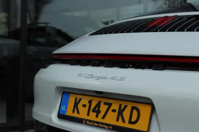 Porsche 911 (2021) thumbnail 16
