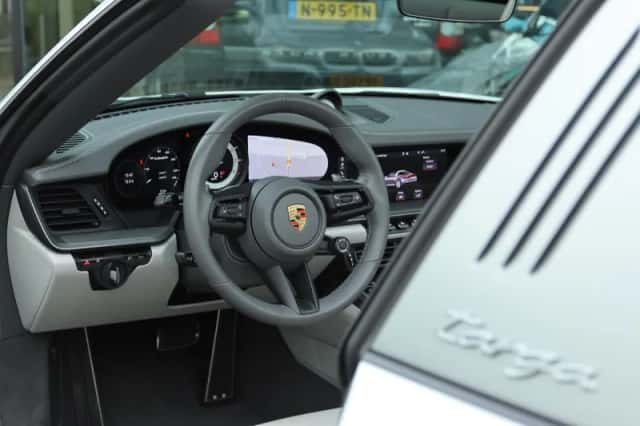 Porsche 911 (2021) thumbnail 3