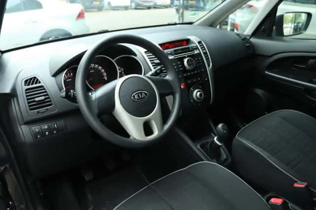 Kia Venga (2010) thumbnail 3