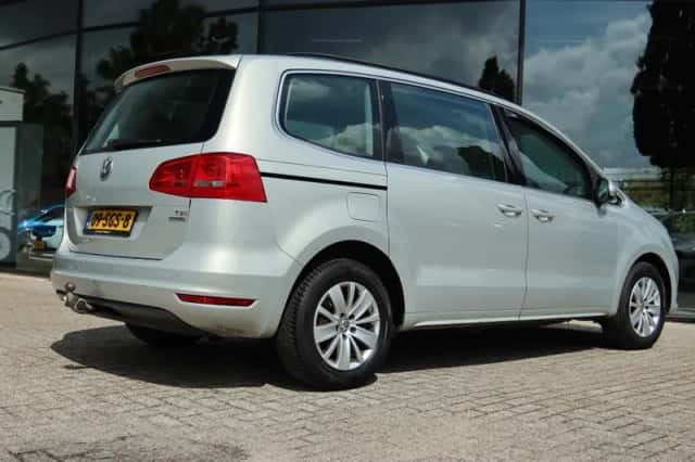Volkswagen Sharan (2011) thumbnail 2