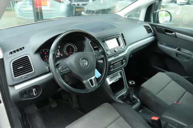 Volkswagen Sharan (2011) thumbnail 3
