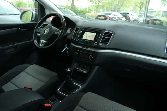 Volkswagen Sharan (2011) thumbnail 6
