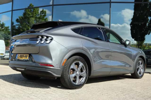 Ford Mustang (2021) thumbnail 2