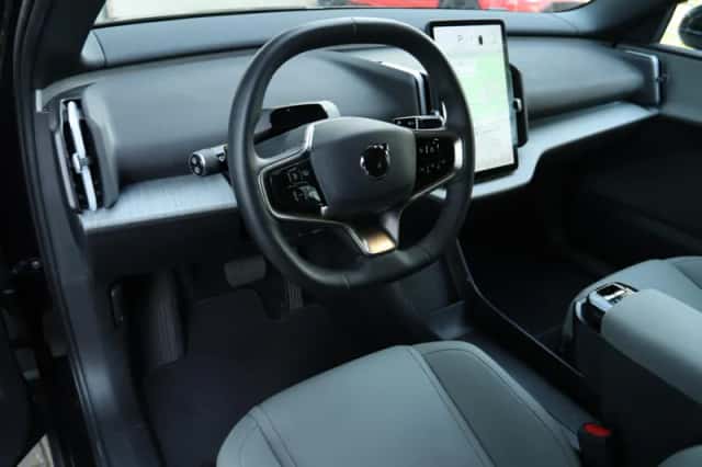Volvo EX30 (2024) thumbnail 3