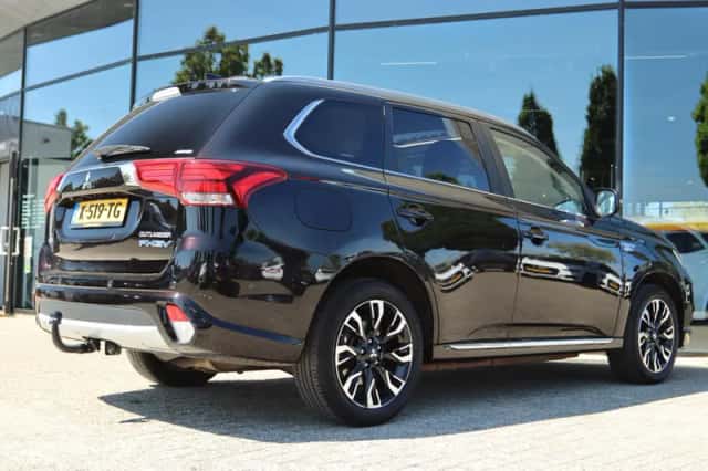 Mitsubishi Outlander (2016) thumbnail 2