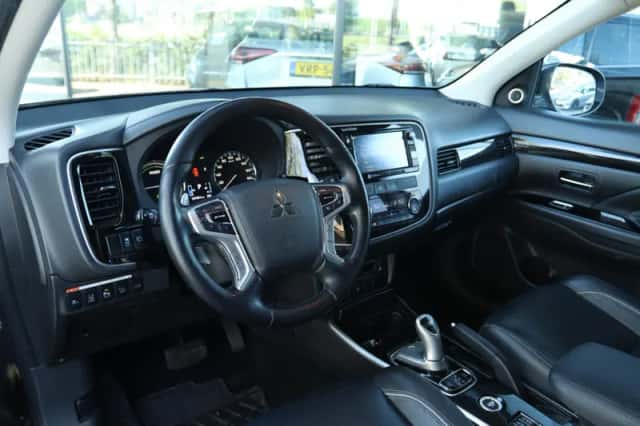 Mitsubishi Outlander (2016) thumbnail 3
