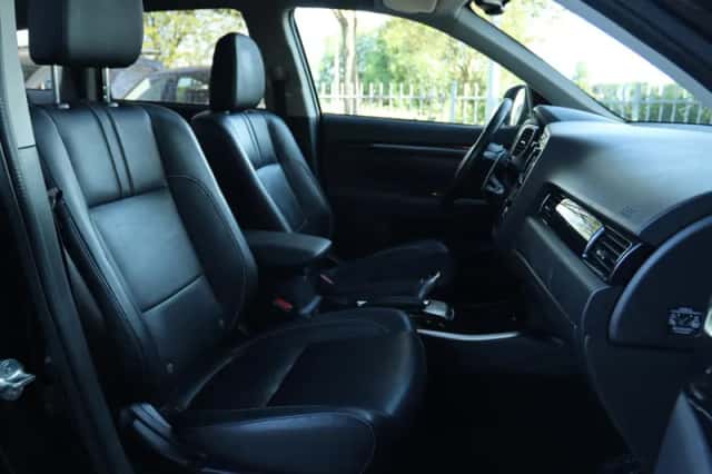 Mitsubishi Outlander (2016) thumbnail 4