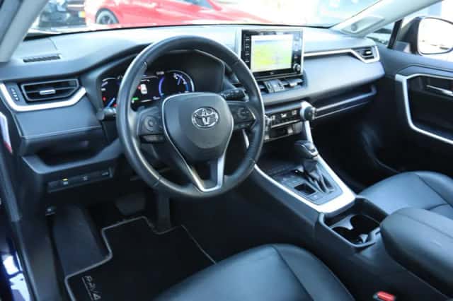 Toyota RAV4 (2022) thumbnail 3