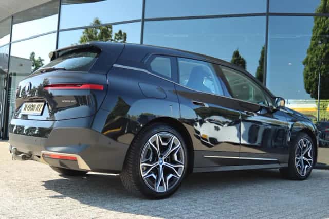 BMW iX (2021) thumbnail 2