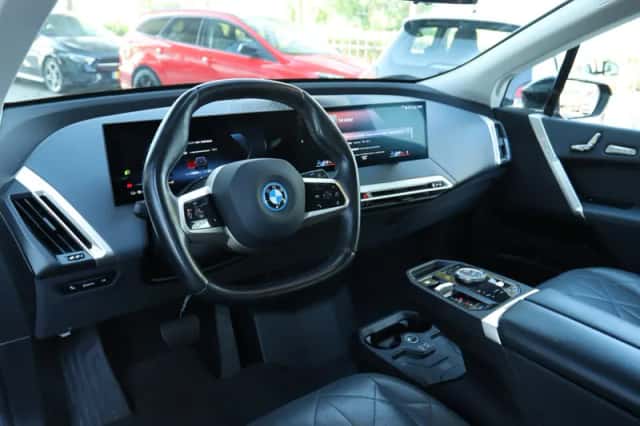 BMW iX (2021) thumbnail 3