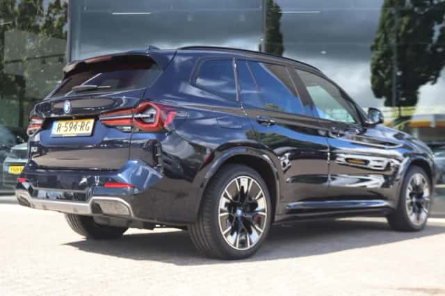 BMW iX3 (2022) thumbnail 2